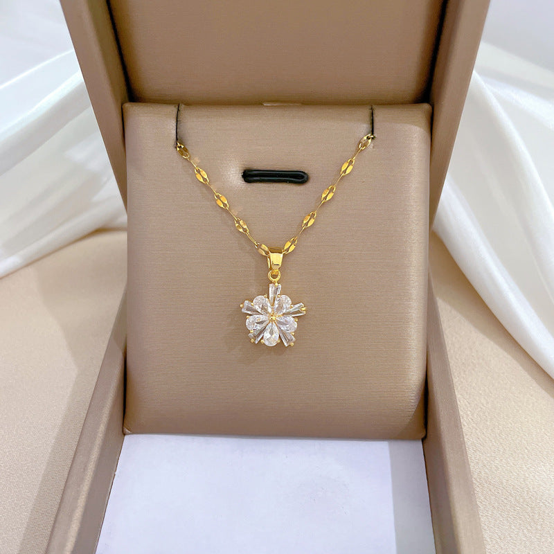 Collana Minimalista con Catena a Labbra in Acciaio al Titanio con Pendente in Rame e Intarsio di Strass