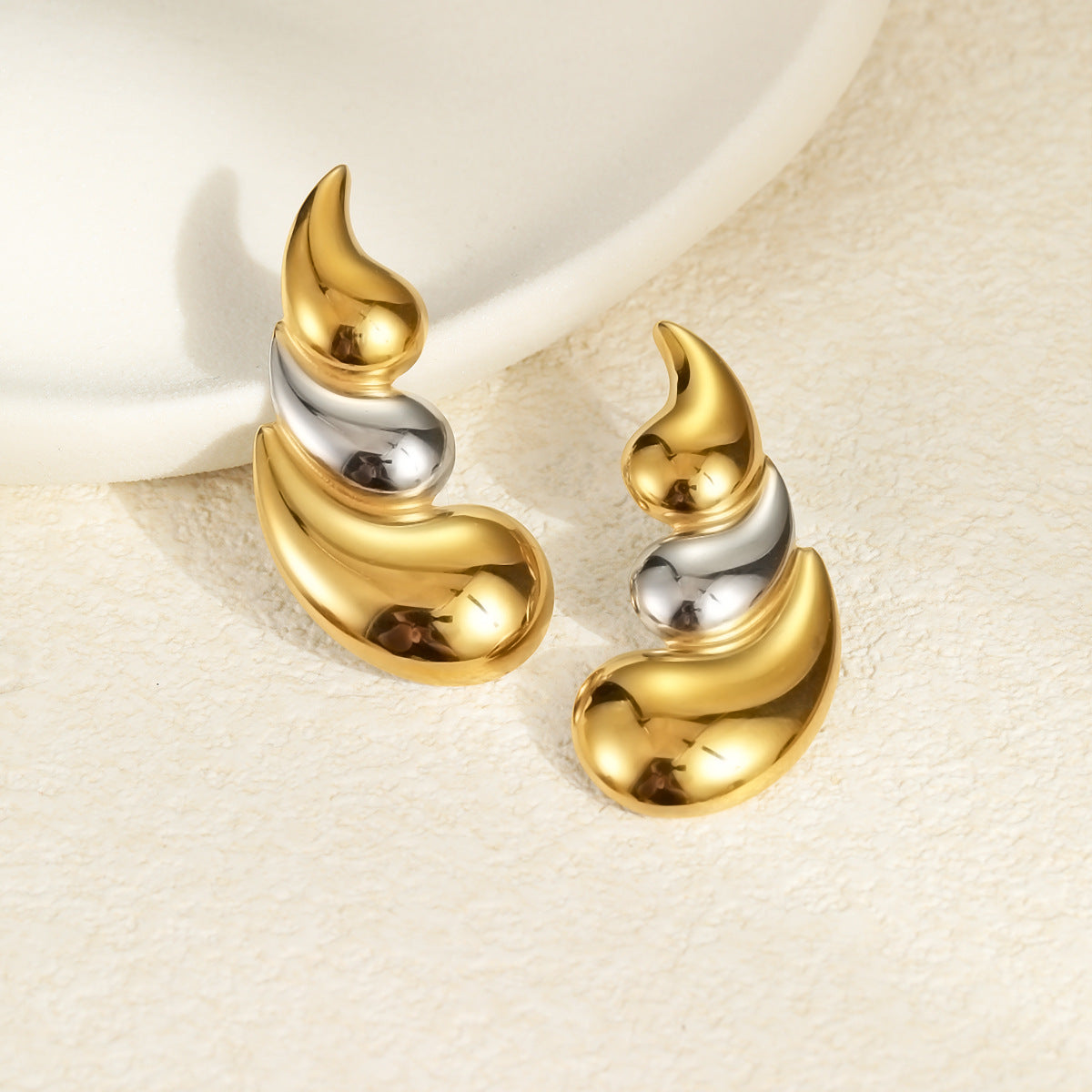 Elegantes pendientes geométricos de acero inoxidable con baño de oro de 18K para mujer