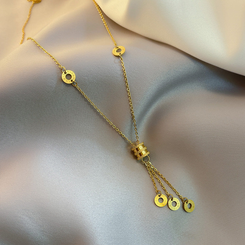 Collana Minimalista Geometrica in Acciaio al Titanio con Ciondolo Numeri Romani Placcato Oro per Donna e Uomo