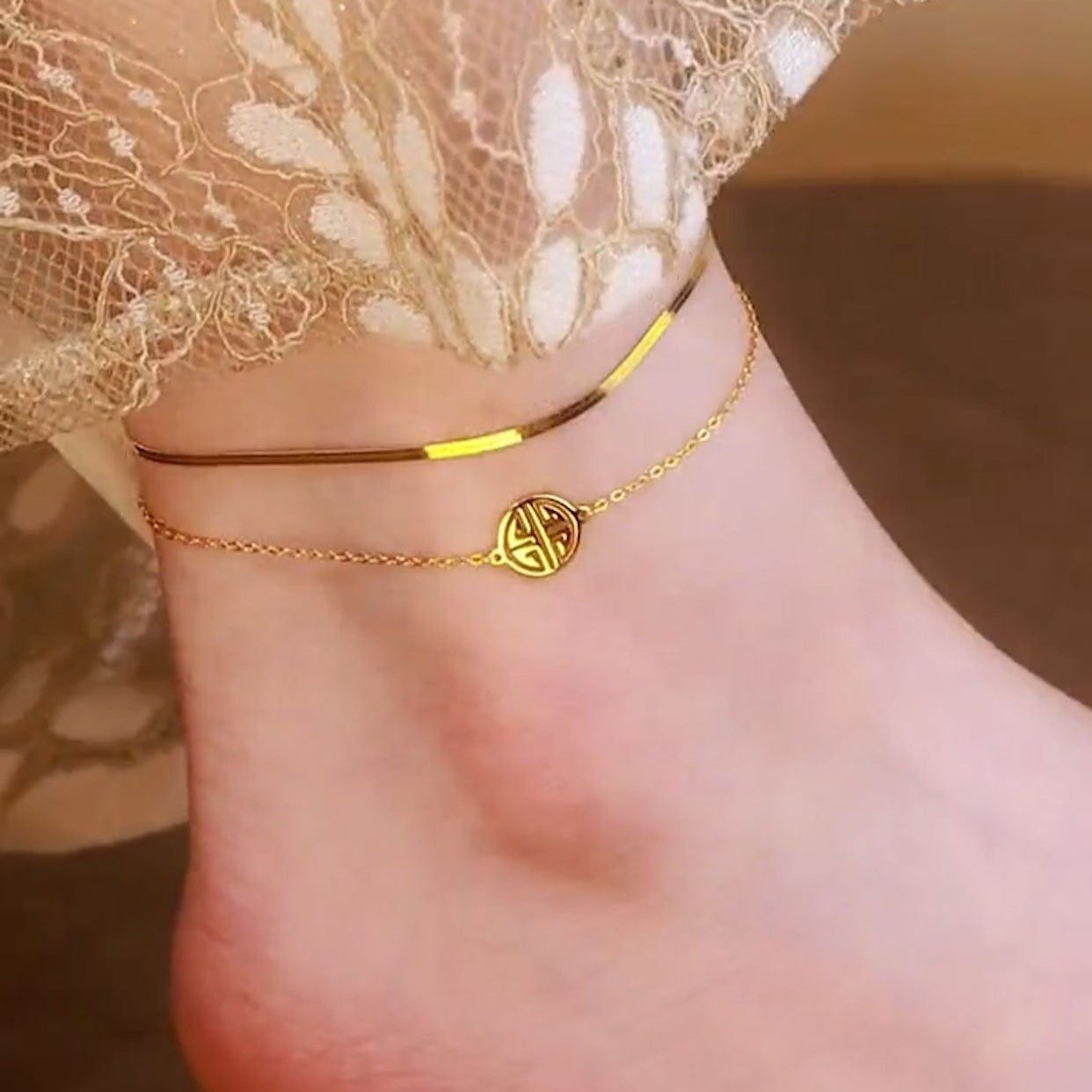 Cavigliera Minimalista Porta Fortuna da Donna con Catena a Serpente Piatta Geometrica in Acciaio Titanio Placcato Oro