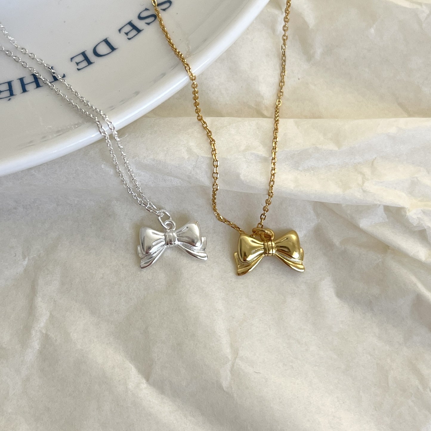Collana Minimalista con Fiocco in Argento Sterling 925 con Dettaglio Geometrico