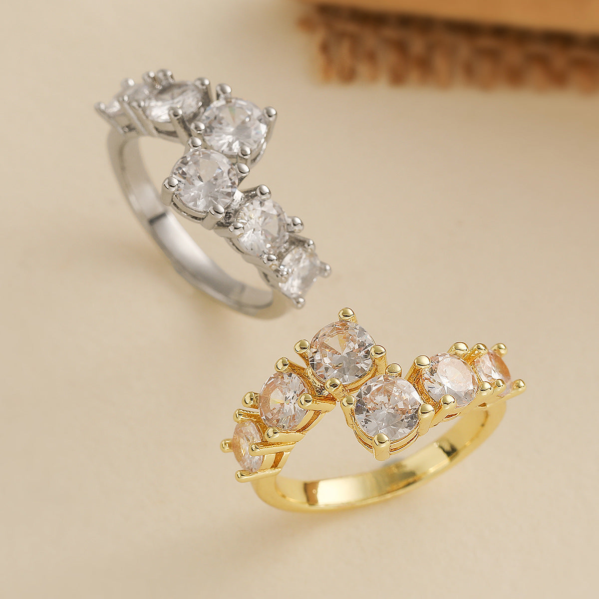Anello aperto geometrico minimalista da donna in rame con zirconia micro-pavé