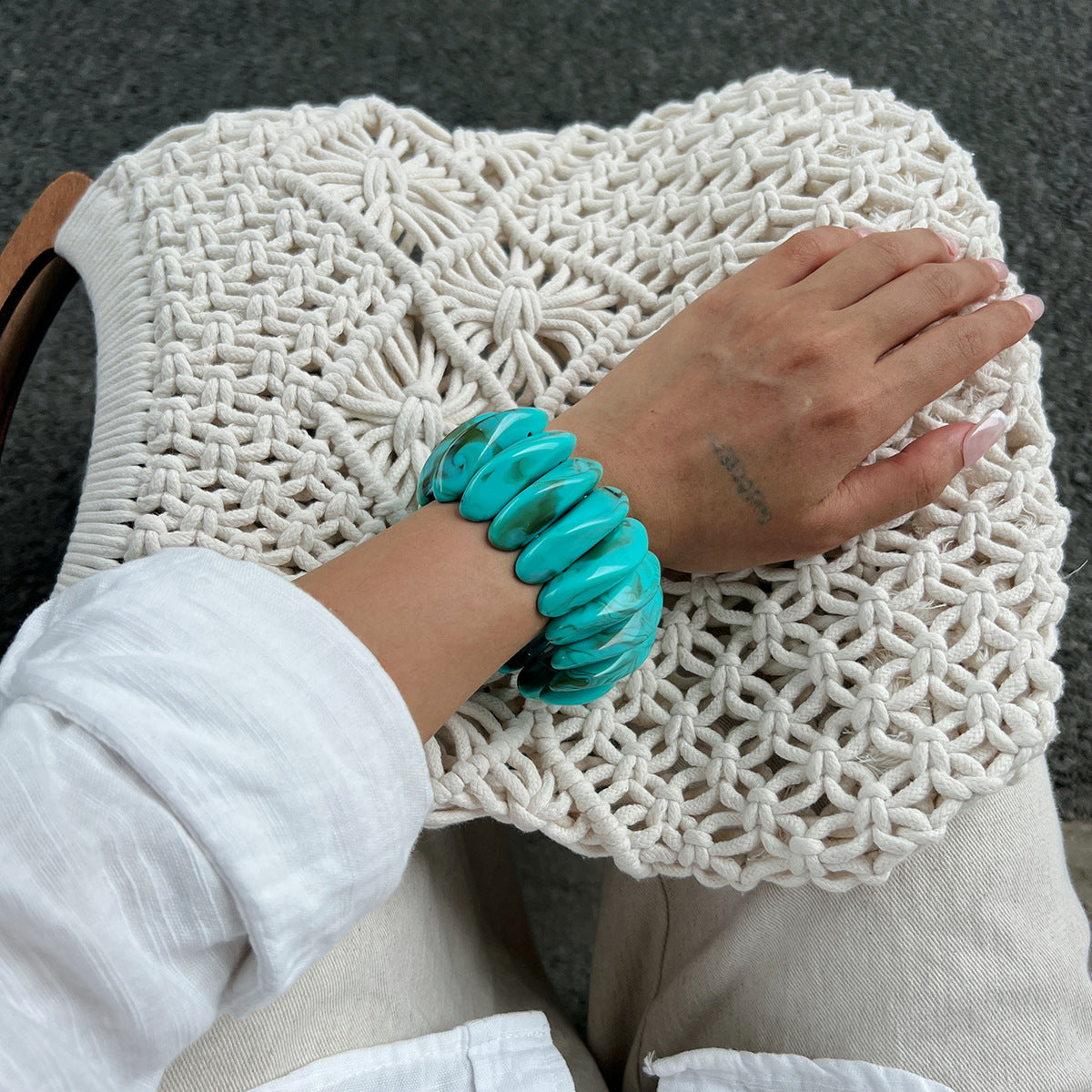 Pulsera de acrílico geométrica audaz con efecto jaspeado y banda flexible para mujer