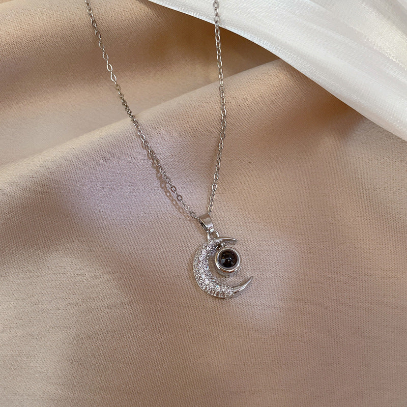 Collana con Ciondolo a Luna Geometrica Bohemien in Acciaio al Titanio da Donna con Motivo a Stella e Catena Regolabile in Titanio
