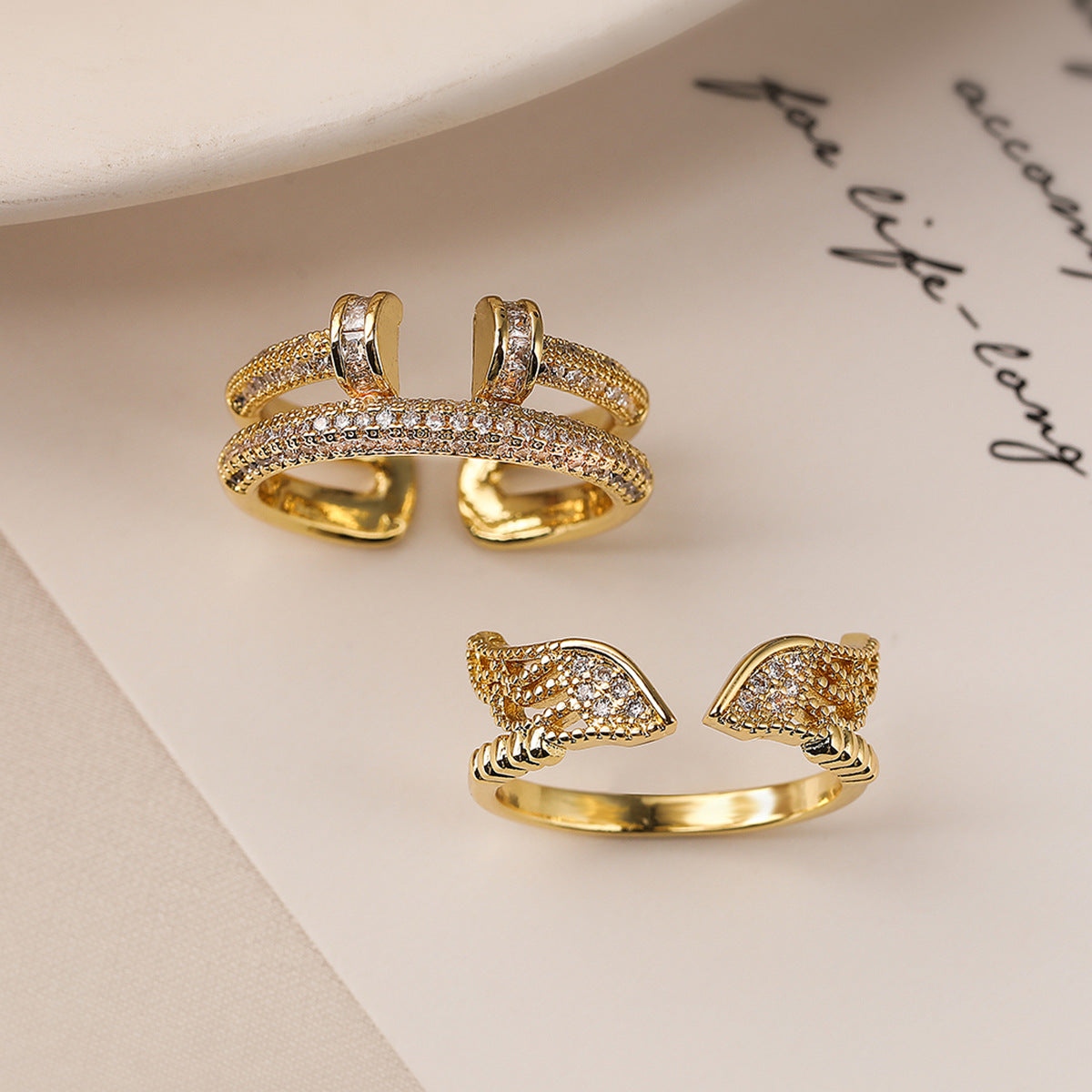 Anello aperto geometrico minimalista da donna in ottone placcato oro 18 carati e dettagli in micro-pavé