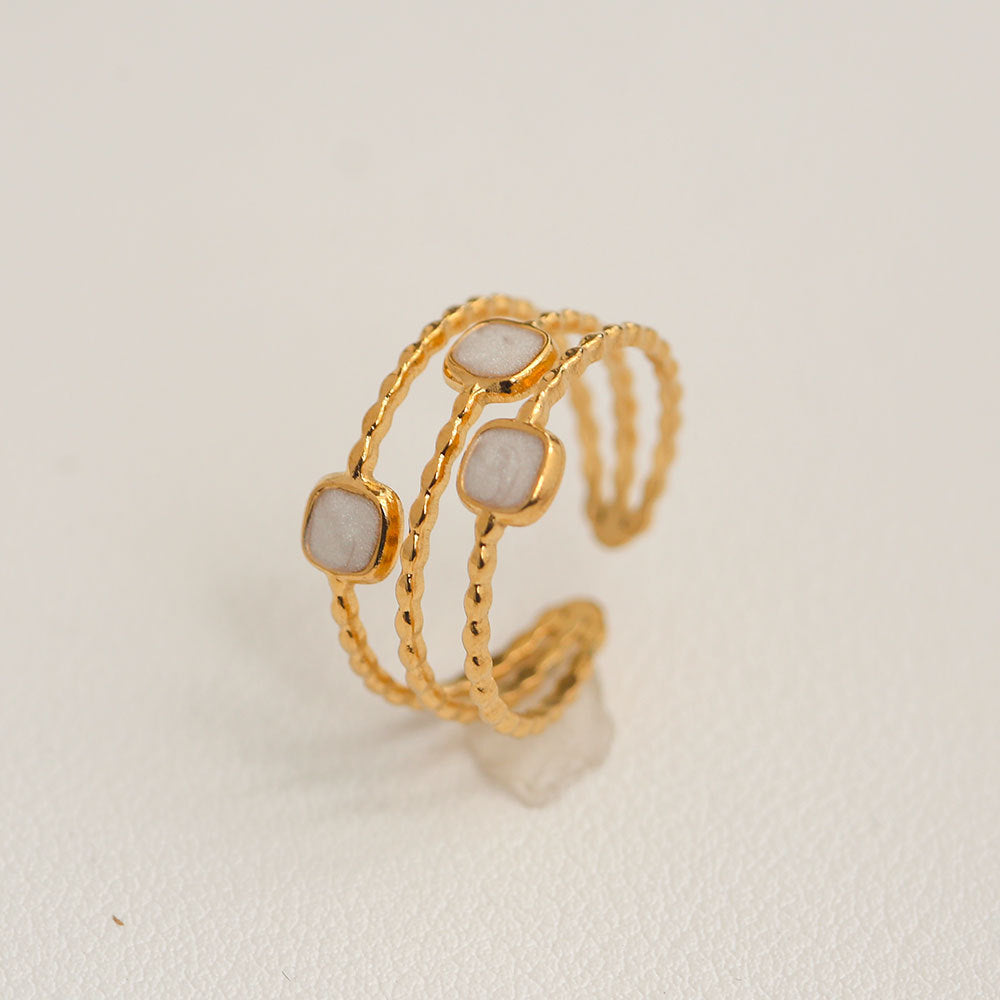 Anillo minimalista de acero de titanio con forma de girasol para mujer, con banda abierta ajustable y acabado chapado en oro