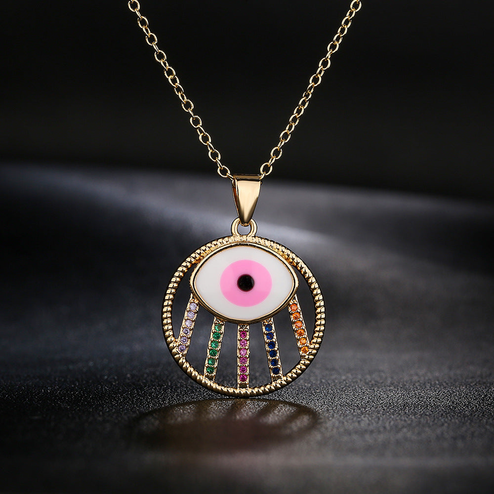 Collana pendente con occhio geometrico minimalista in ottone con finitura smaltata e zirconi micro-pavé