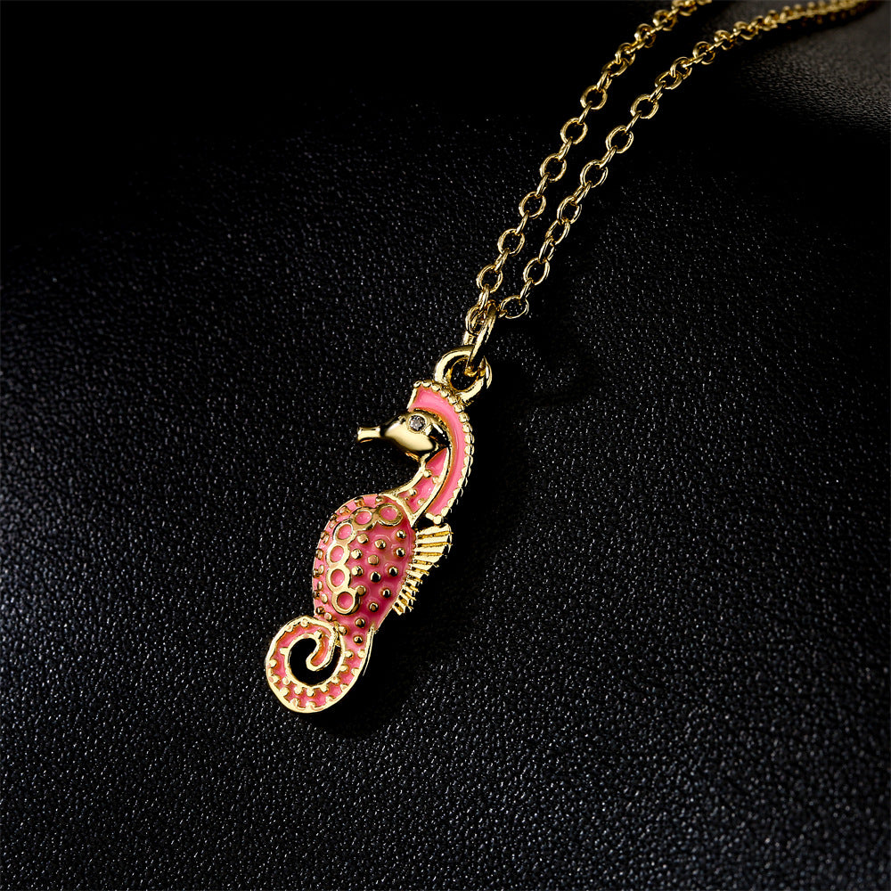 Collana con ciondolo ippocampo minimalista da donna in rame con placcatura in oro 18 carati e finitura smaltata