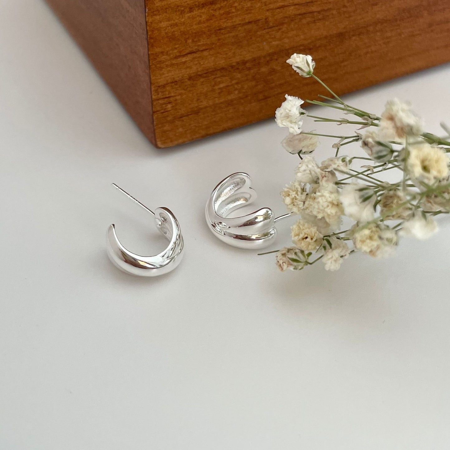 Minimalist Cross-Shaped 925 Sterling Silver Stud Earrings for Women with Pearl Inlay and Curved Surface Design