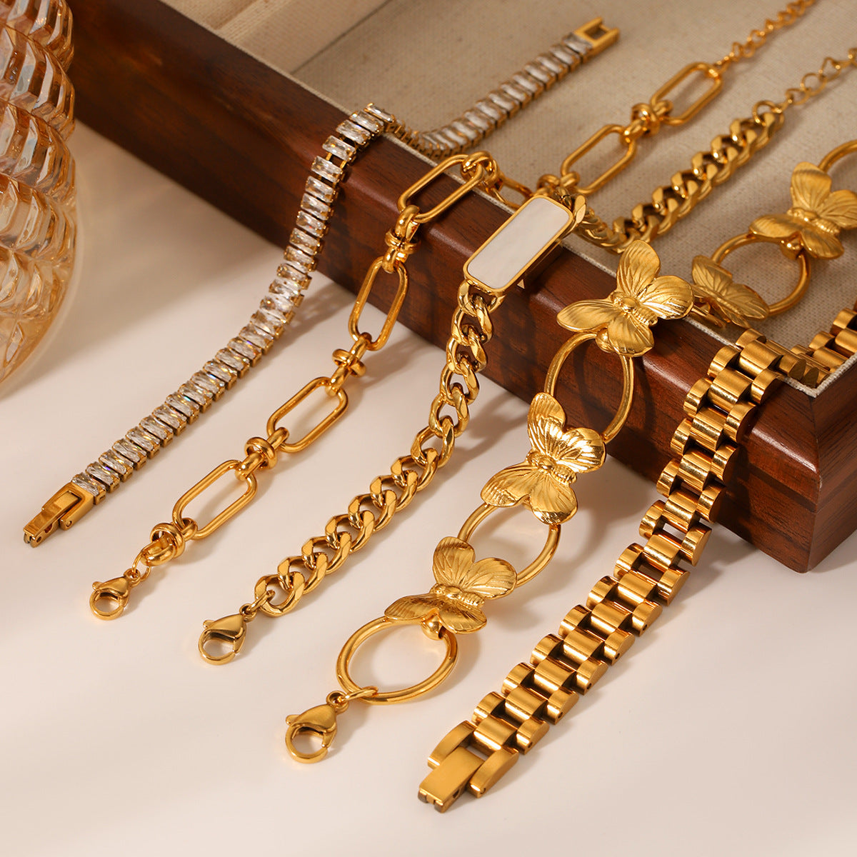 Bracciale da donna in acciaio inossidabile a forma di farfalla con intarsio in strass e finitura placcata, stile geometrico