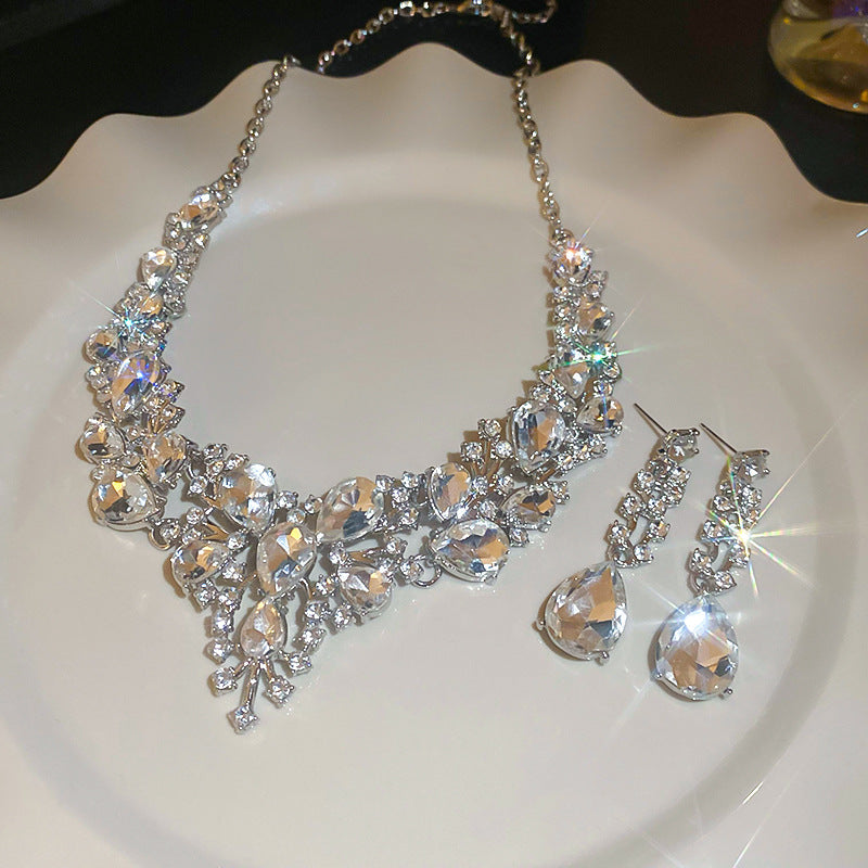 Set di collana e orecchini pendenti a goccia stile vintage in lega con strass intarsiati da donna