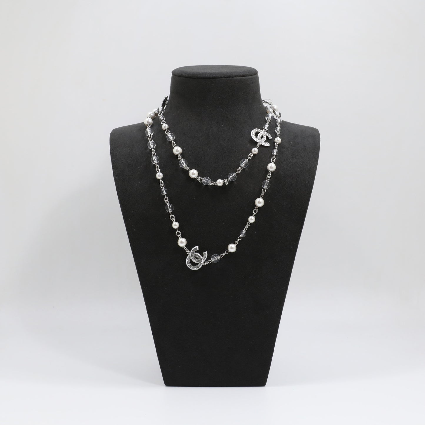 Collana da donna lussuosa ed elegante con lettera in strass e perle acriliche