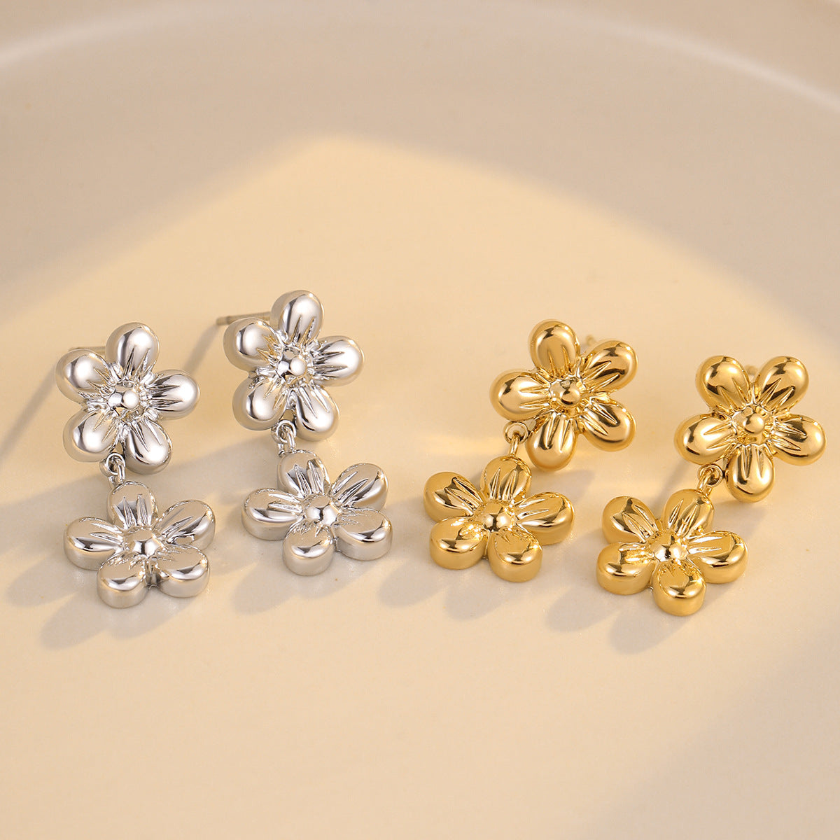 Aretes colgantes de acero inoxidable florales minimalistas para mujer con acabado chapado y estética de lujo