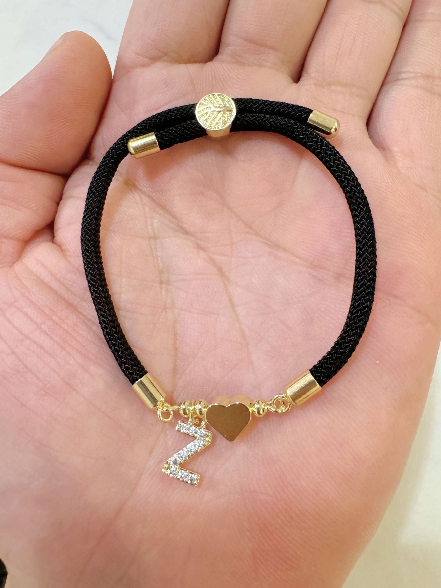 Pulsera minimalista de circonita cúbica con corazón de letra chapada en latón y cordón ajustable