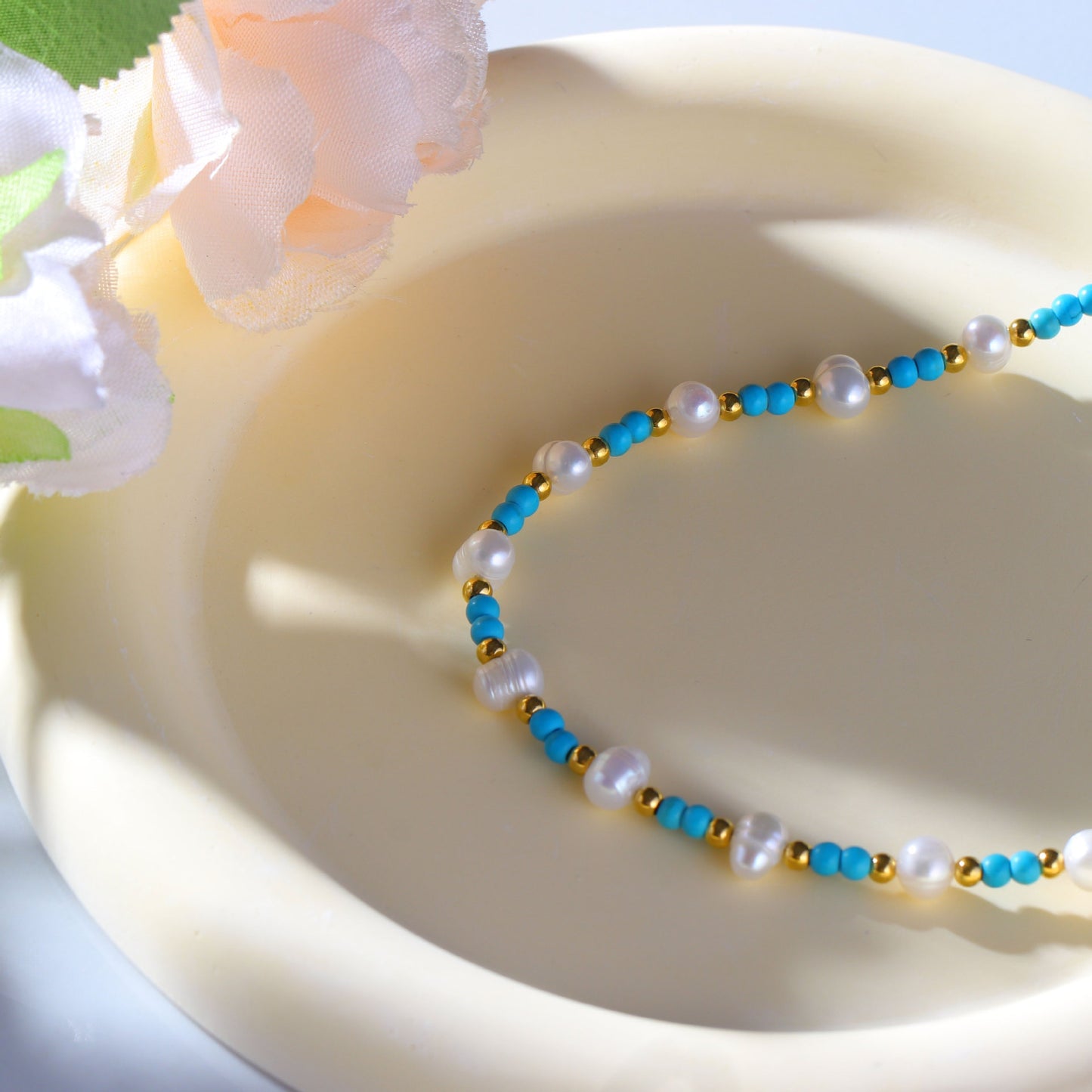 Collana con Perla Minimalista da Donna con Catena in Acciaio Inossidabile e Ciondolo in Acciaio al Titanio con Perline Blu e Finitura Placcata