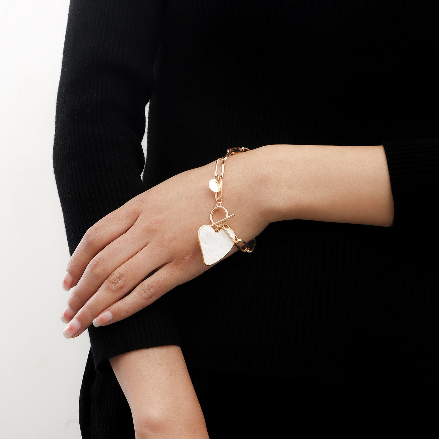 Minimalist Geometric Heart-Shaped Black and White Mother-of-Pearl Pendant Bracelet for Women with Alloy Base and Plated Finish