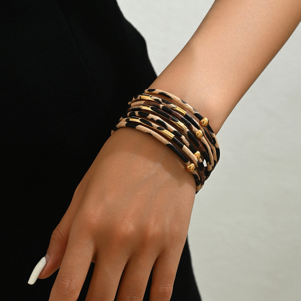 Bracciale in pelle geometrico minimalista di lusso da donna con accenti placcati oro e design leopardato multistrato