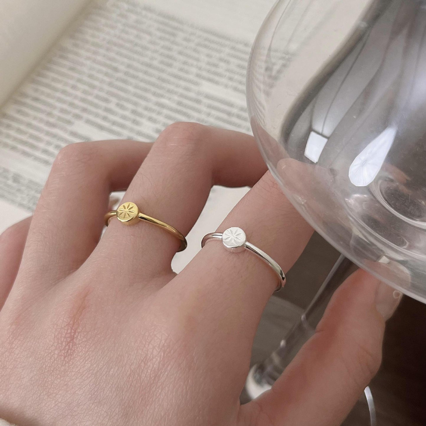 Anillo Minimalista de Plata de Ley 925 con Forma de Estrella de Punta y Detalle de Grano Cuadrado Biselado para Mujer