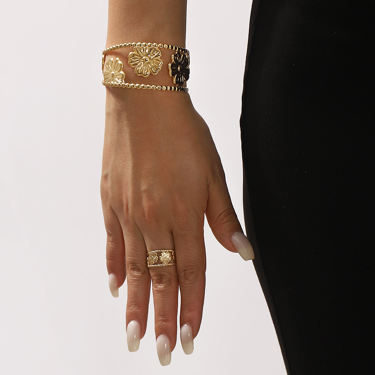 Bracciale Regolabile in Acciaio Inossidabile con Motivo Floreale Vintage e Finitura Placcata da Donna
