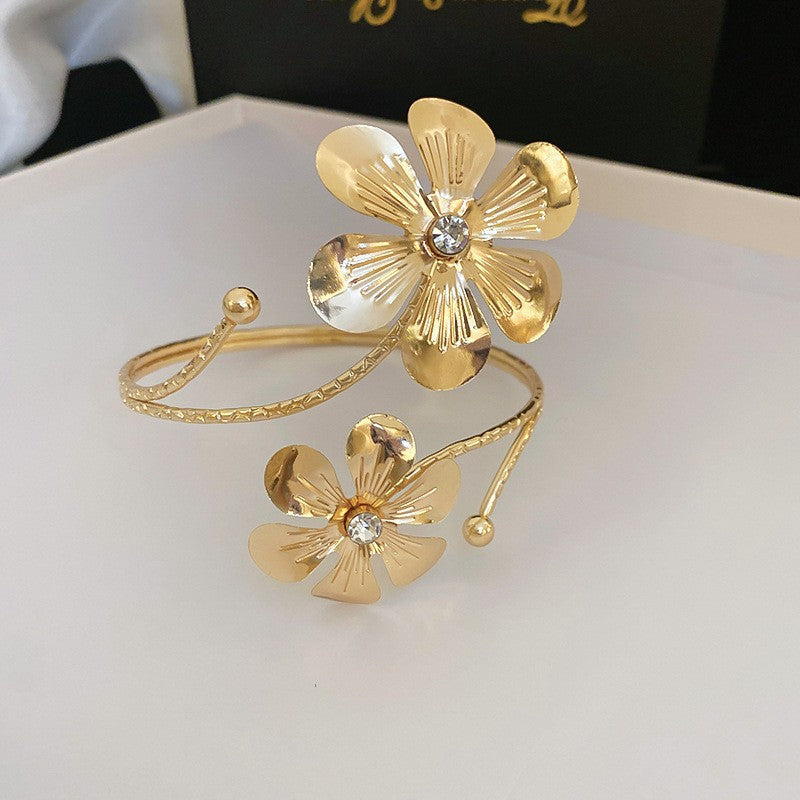 Pulsera Cóncava Irregular Minimalista para Mujer en Aleación de Latón con Acabado Galvánico