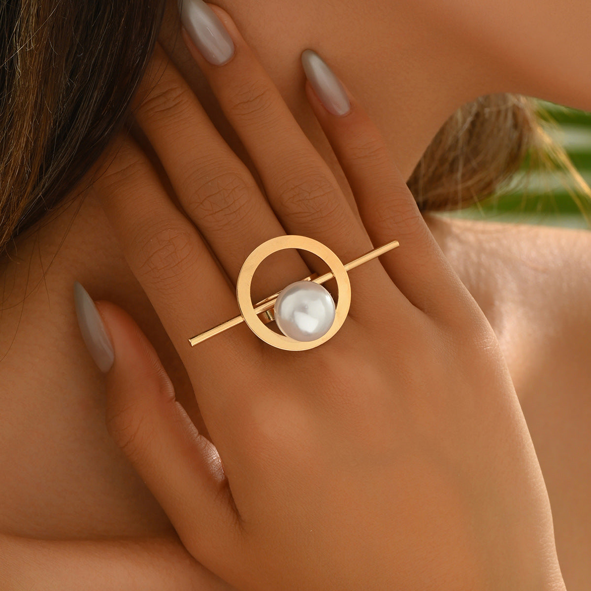 Anello da donna regolabile in lega di zinco con perle intarsiate e forme geometriche, perfetto per un look da ufficio alla moda