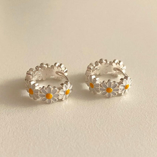 Orecchini a perno da donna minimalisti a forma di margherita in argento sterling 925 con finitura lucida