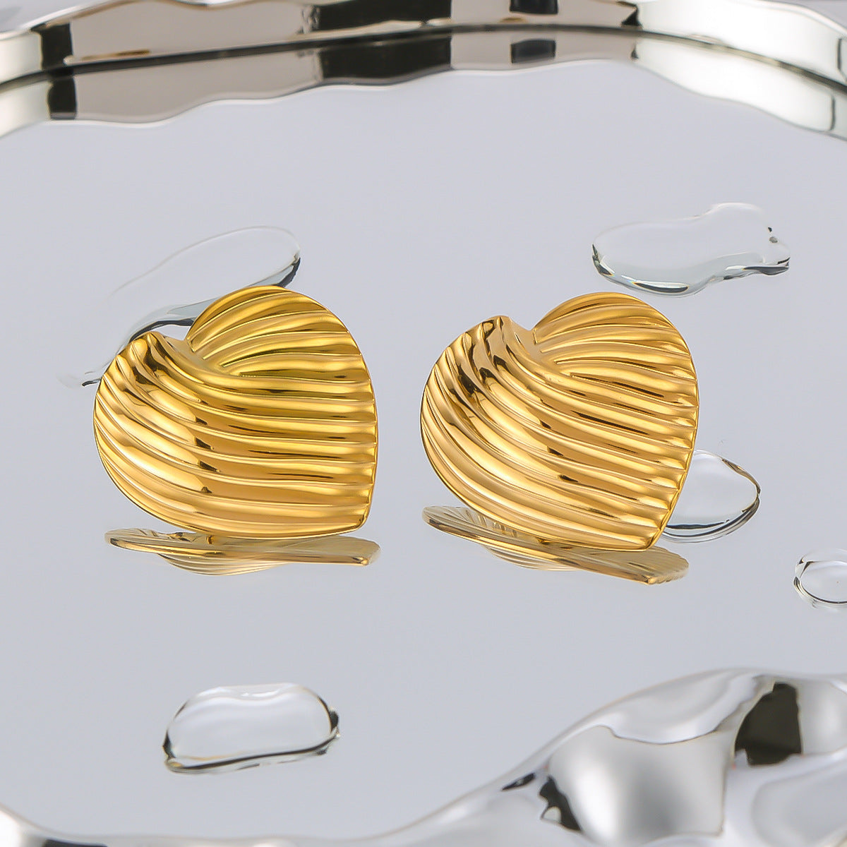 Orecchini minimalistici in acciaio inossidabile lucidato a forma di cuore e foglia per donna con finitura placcata oro 18 carati sotto vuoto
