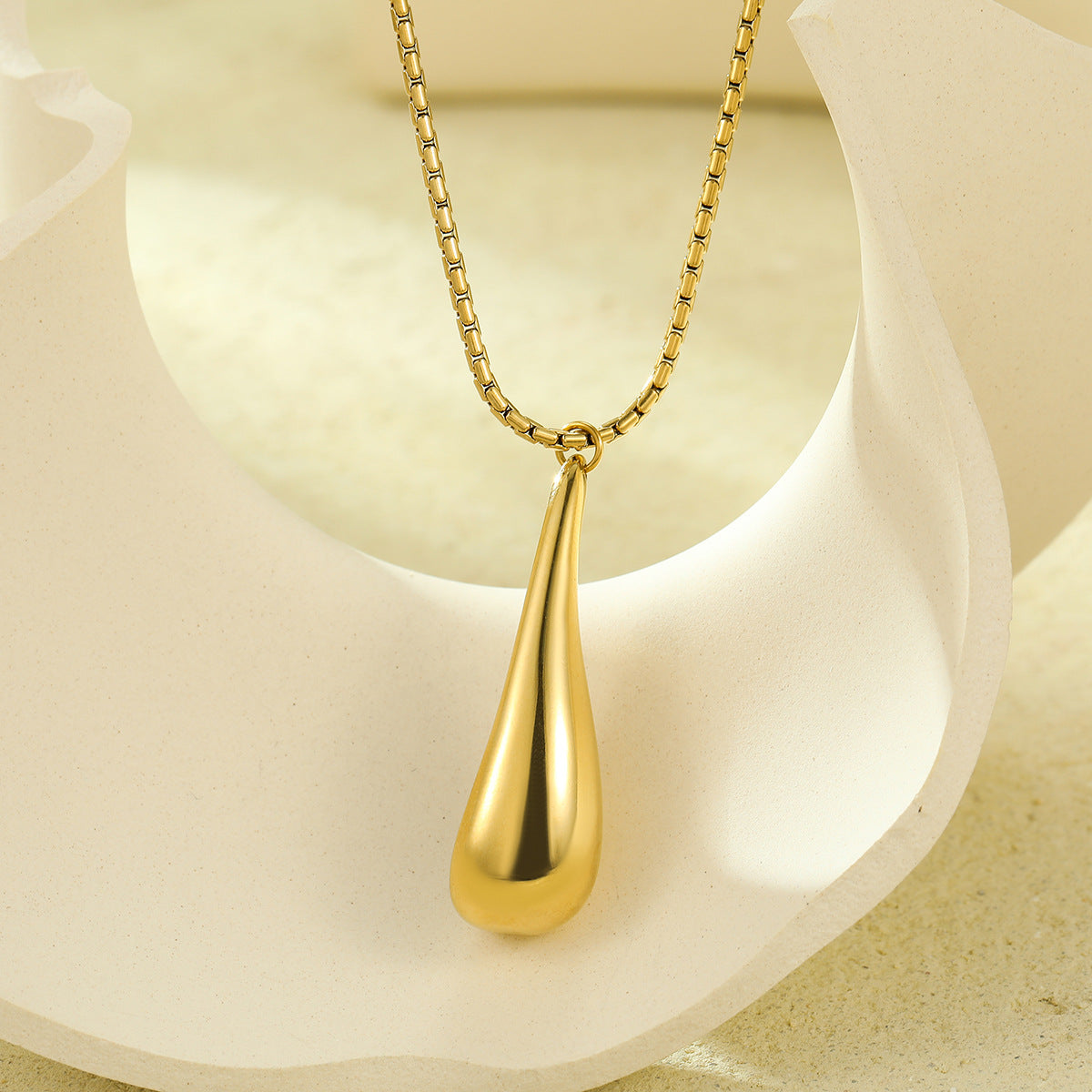 Collar con Colgante Hueco en Forma de Lágrima Pulido de Acero Inoxidable de Gran Tamaño Estilo Vintage para Mujer con Acabado Chapado en Oro de 18K