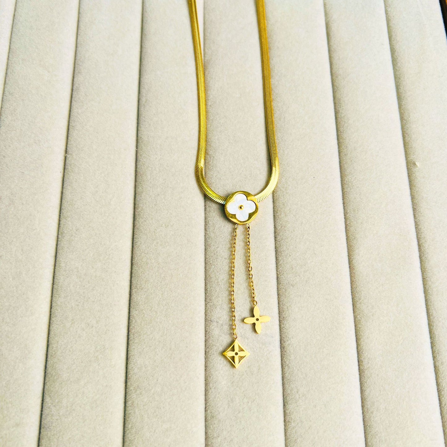 Collana a Croce Minimalista di Lusso in Acciaio al Titanio con Motivo Floreale e Design a Catena a O per Unisex