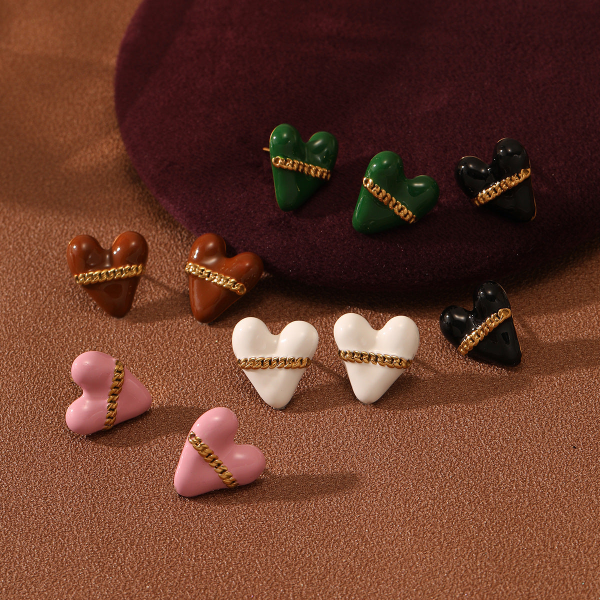 Orecchini a perno da donna in acciaio inossidabile a forma di cuore smaltati in stile vintage francese con finitura placcata e un'estetica lussuosa