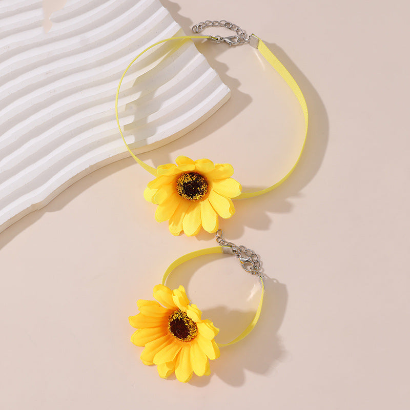 Collar Minimalista de Resina con Forma de Lazo para Niñas con Acabado Pulido y Cadena de Cuentas