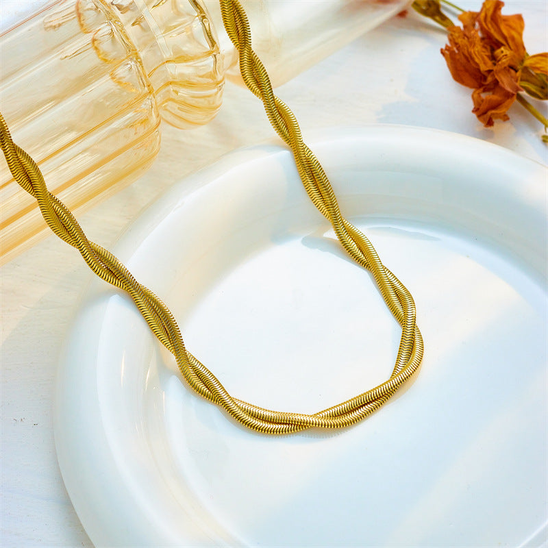 Collana e Bracciale Girocollo da Donna Minimalista con Design a Catena Intrecciata in Acciaio Titanio Placcato Oro