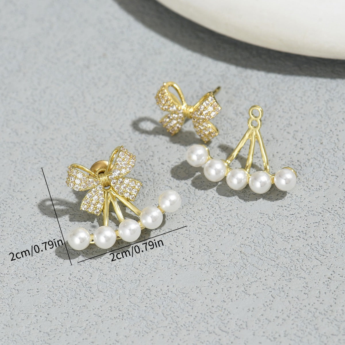 Aretes Minimalistas Dulces para Mujer con Forma de Lazo y Diseño Geométrico, Base de Cobre con Incrustaciones de Circonia y Acentos de Perlas