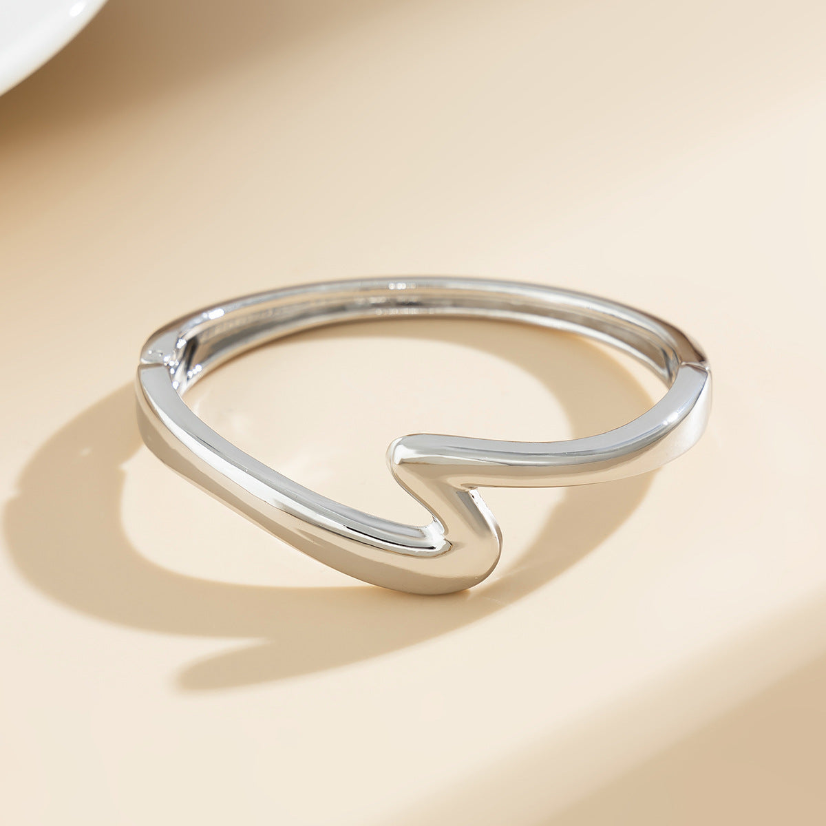 Bracciale a Molla Lucido a Forma di Z Geometrico Minimalista da Donna in Lega con Finitura Placcata