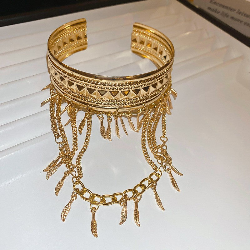 Pulsera Cóncava Irregular Minimalista para Mujer en Aleación de Latón con Acabado Galvánico