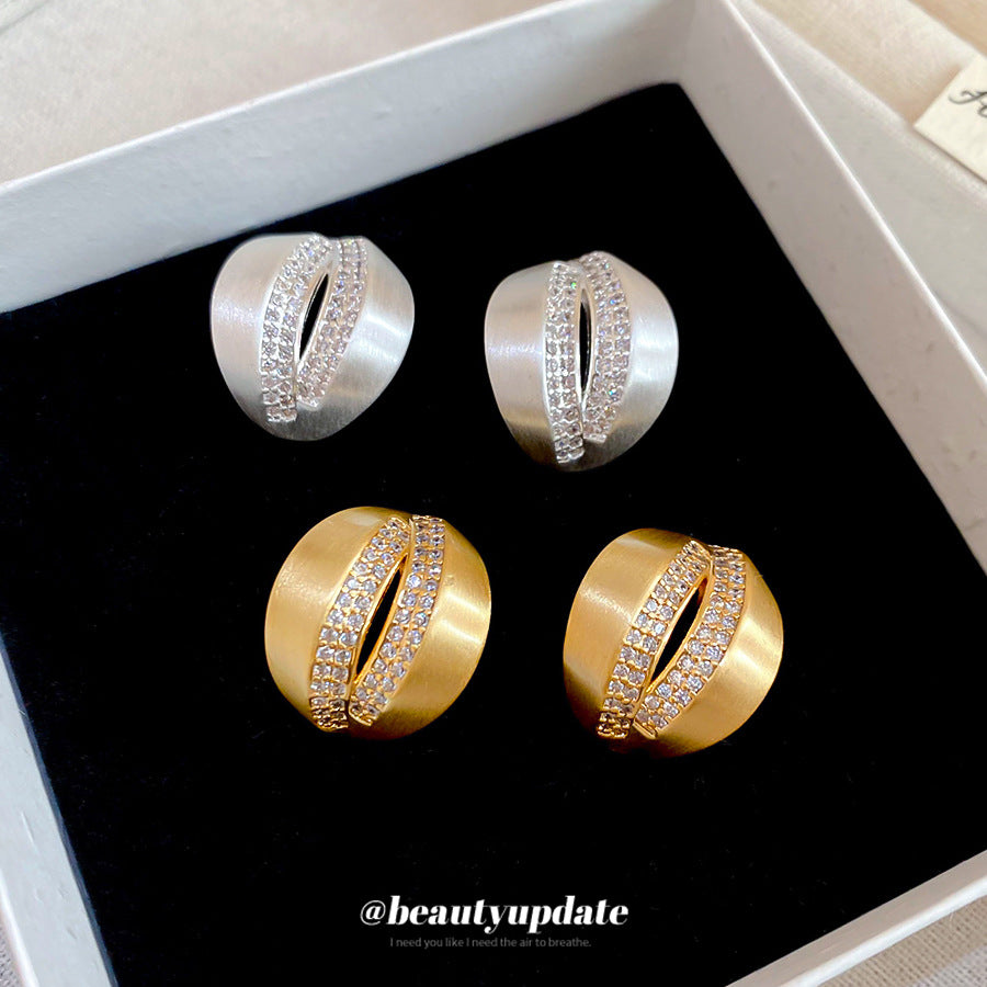 Orecchini a perno da donna minimalisti a forma di C geometrica in metallo spazzolato 18K con zirconi cubici