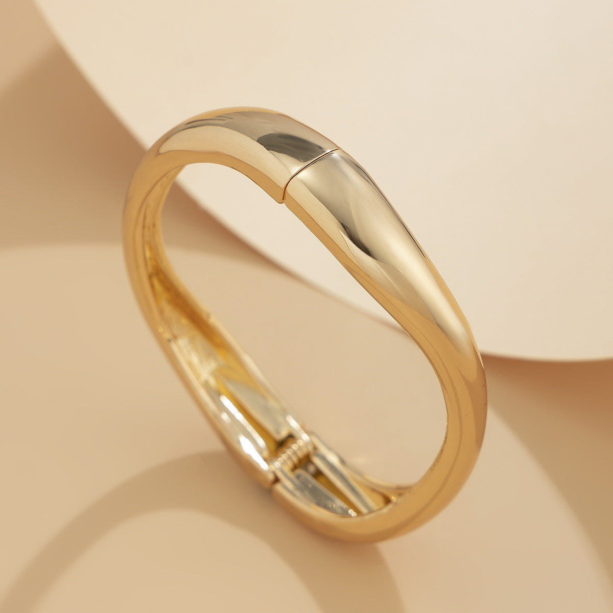 Pulsera de diseño geométrico minimalista abierta para mujer, hecha de aleación con acabado chapado