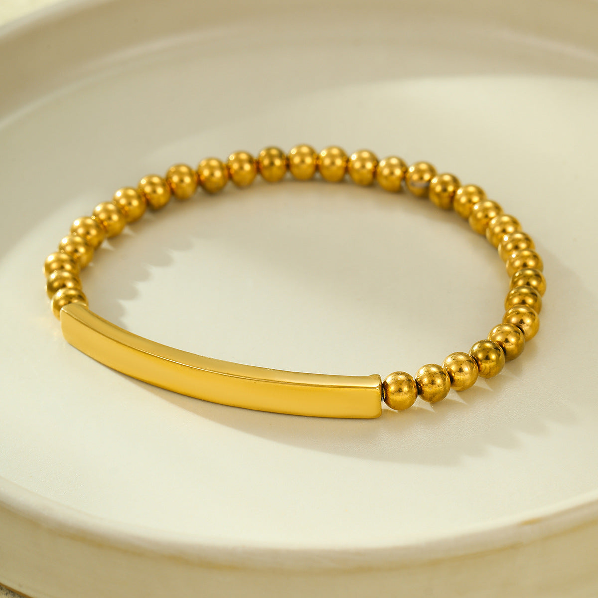 Pulsera minimalista de acero inoxidable de moda con cuentas redondas bañadas en oro de 18 quilates y dije personalizable de acero de titanio para mujer