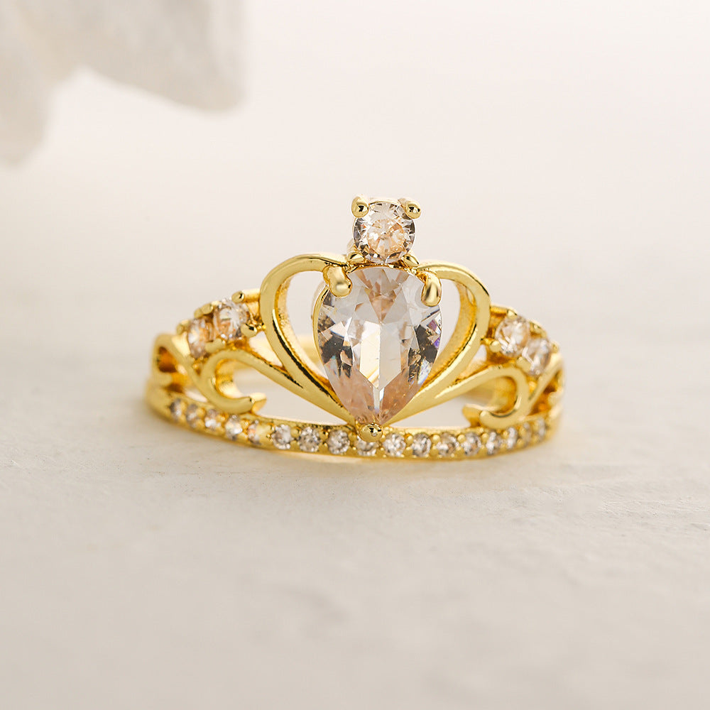 Anello Minimalista a Corona Geometrica da Donna in Ottone Placcato Oro 18K con Intarsio in Zirconia Cubica