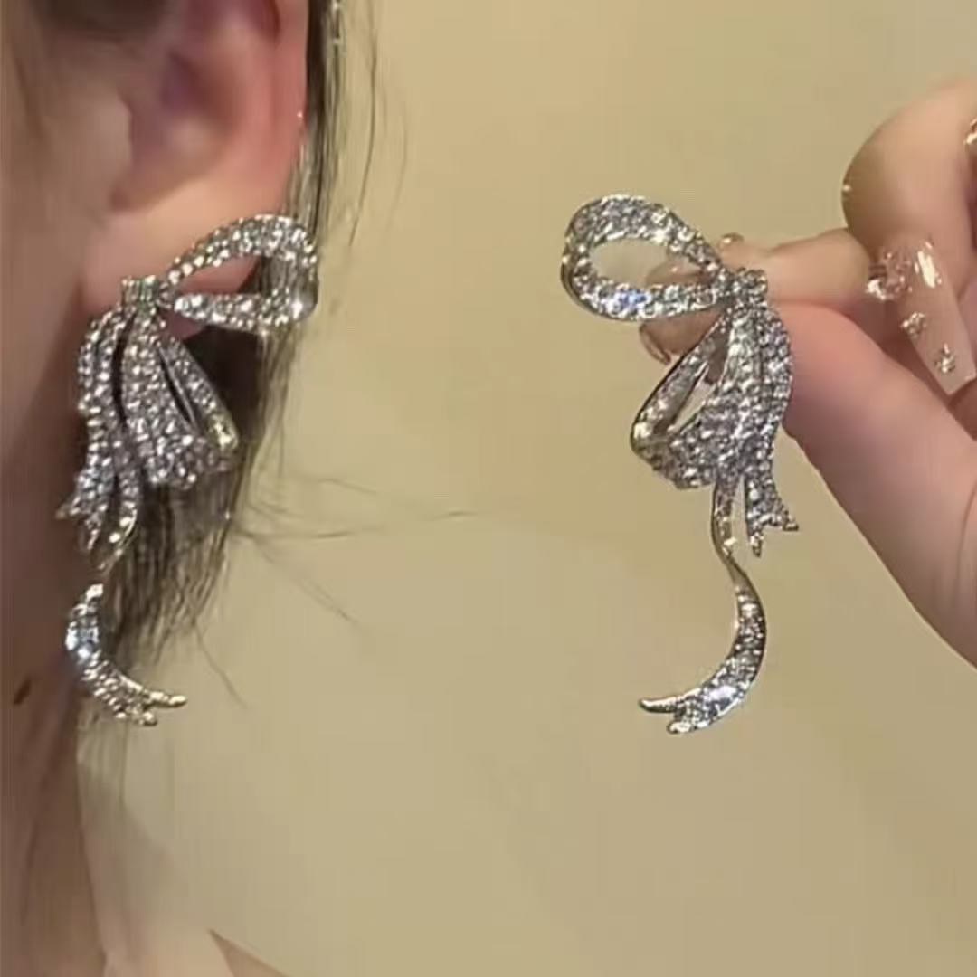 Orecchini pendenti con nappe geometriche minimaliste con intarsi di strass in rame placcato e perni in argento sterling 925 da donna