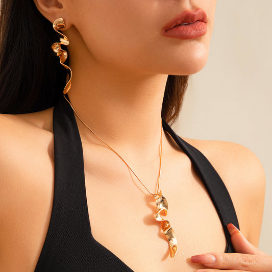 Minimalist Twisted Spiral Necklace in Alloy with Liquid Metal Effect and Electroplated Finish