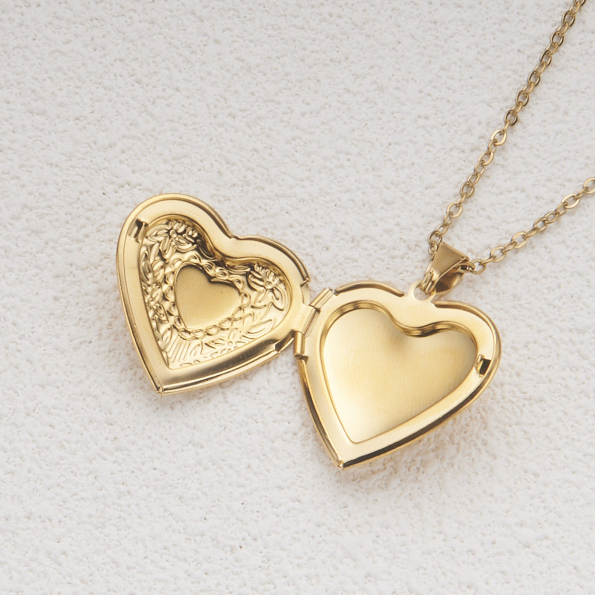 Collana con Pendente Minimalista a Cuore in Acciaio Inossidabile, Design con Cornice Portafoto Apribile e Finitura Galvanizzata