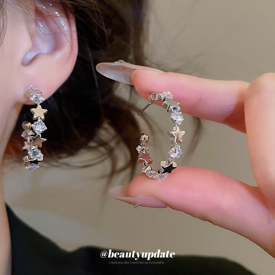 Orecchini a perno con zirconi a forma di stella geometrica minimalista con perni in argento sterling 925 per donna — Gioielli per orecchie leggeri di lusso alla moda