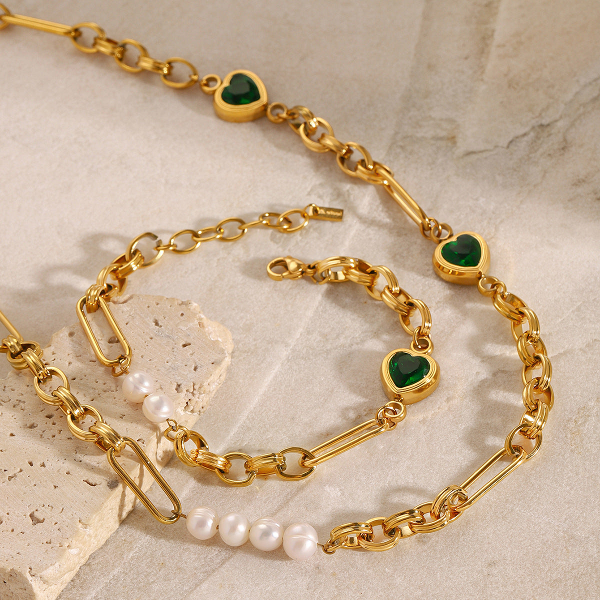 Collana con ciondolo a cuore minimalista in acciaio inossidabile con intarsio in madreperla da donna, finitura placcata, catena clavicola