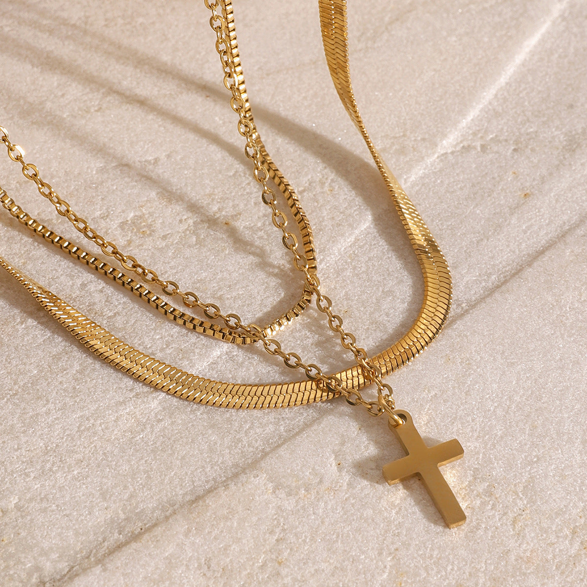 Collana Pendente Croce Minimalista da Donna in Acciaio Inossidabile con Pendente in Acciaio al Titanio e Finitura Placcata su Catena a Serpente