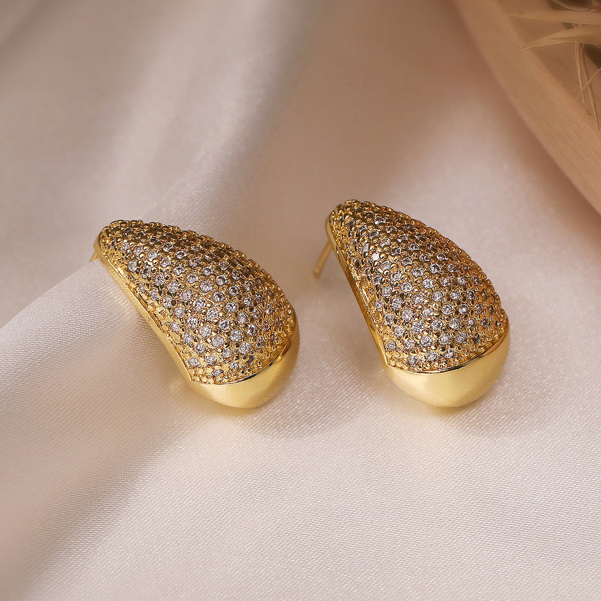 Orecchini da donna minimalisti in rame a goccia placcati in oro 18 carati con zirconi microincastonati