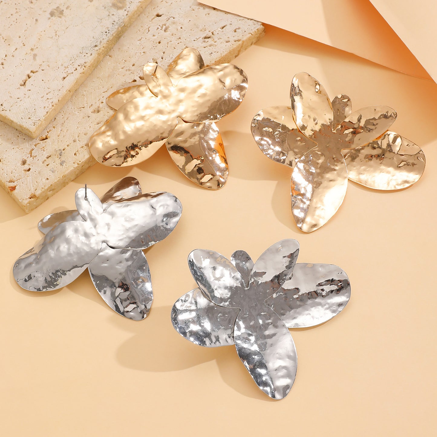 Pendientes de Aleación con Forma Floral Única para Mujer con Diseño de Pétalos Plisados Irregulares y Acabado Galvanizado