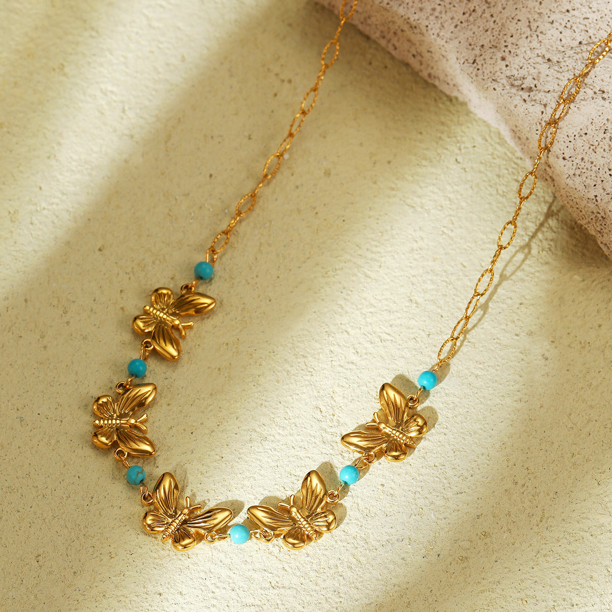 Collana da Donna Minimalista a Forma di Farfalla in Acciaio al Titanio con Placcatura in Oro 18K e Ciondolo in Acciaio Inossidabile