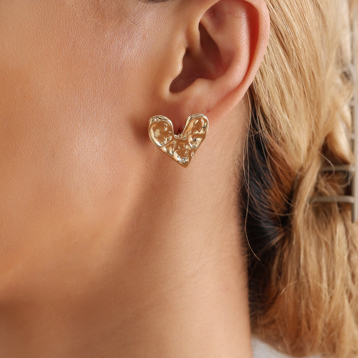 Vintage Geometric Irregular Heart-Shaped Zinc Alloy Stud Earrings with Plated Finish