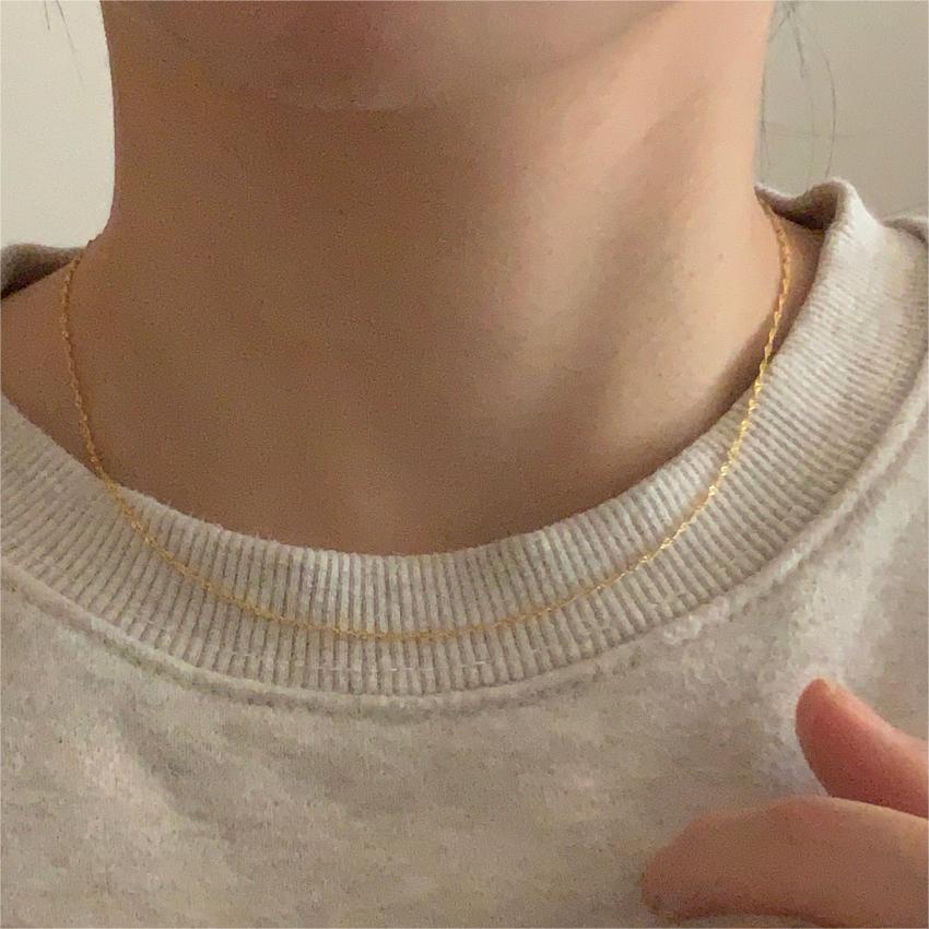 Collana in argento sterling 925 a forma di cuore minimalista con estetica intrecciata e delicata tonalità fredda